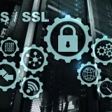 Grafika przedstawia serwerownię z ikonami symbolizującymi bezpieczeństwo i połączenia. Widoczny jest napis TLS/SSL, sugerujący ochronę danych podczas skanowania komputera.