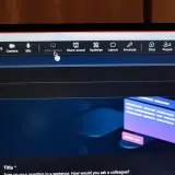 Na ekranie komputera Mac z aplikacją Teams, użytkownik klika "Give control", aby udostępnić kontrolę nad prezentacją.