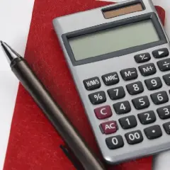 Jak obliczyć cenę netto z brutto krok po kroku? Przewodnik 2025