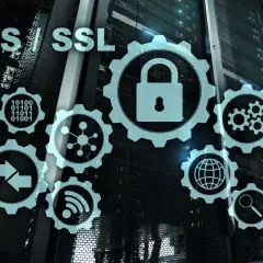 Grafika przedstawia serwerownię z ikonami symbolizującymi bezpieczeństwo i połączenia. Widoczny jest napis TLS/SSL, sugerujący ochronę danych podczas skanowania komputera.