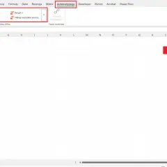 Wybieranie opcji "Automatyzacja" w Excelu, aby uruchomić skrypt, który zmienia kolor komórki.