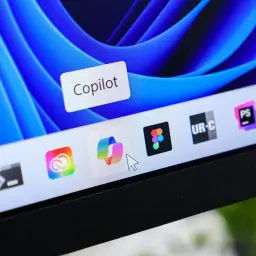 Pasek zadań w Windows 11 Pro N z ikonami aplikacji i aktywnym oknem "Copilot".