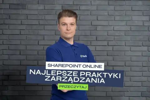 Mężczyzna w koszulce z logo Netic prezentuje najlepsze praktyki zarządzania w SharePoint Online.