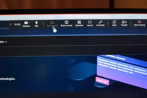 Na ekranie komputera Mac z aplikacją Teams, użytkownik klika "Give control", aby udostępnić kontrolę nad prezentacją.