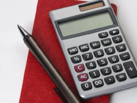 Jak obliczyć cenę netto z brutto krok po kroku? Przewodnik 2025