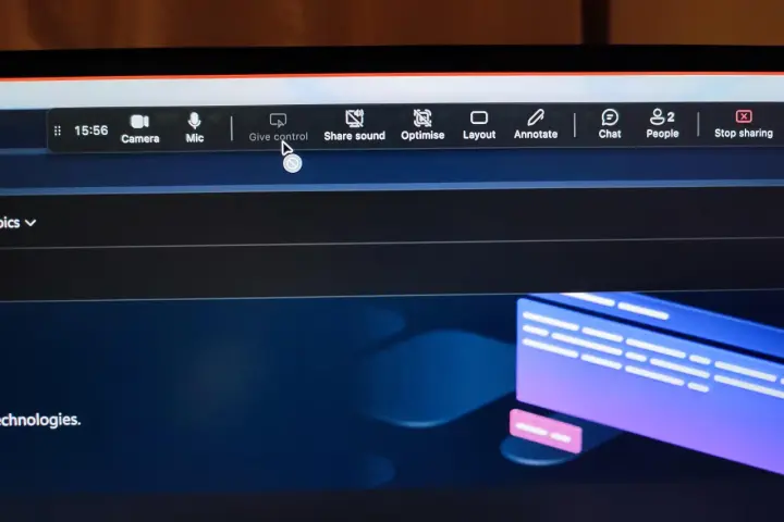 Na ekranie komputera Mac z aplikacją Teams, użytkownik klika "Give control", aby udostępnić kontrolę nad prezentacją.