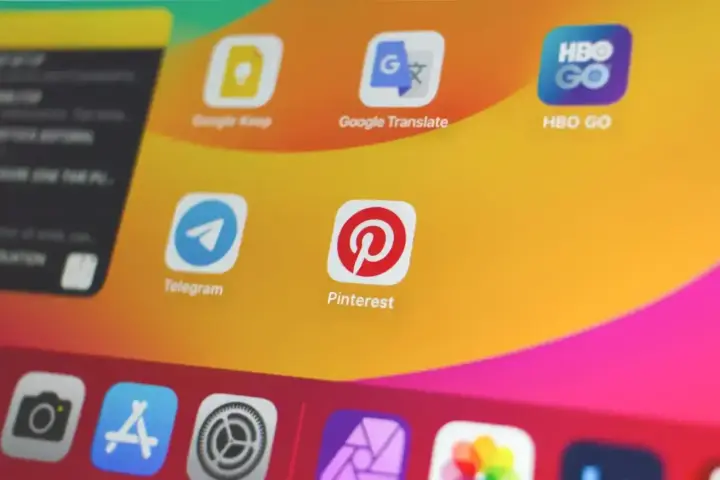 Ekran telefonu z ikonami aplikacji: Google Keep, Google Translate, HBO GO, Telegram i Pinterest. Widoczne są też dolne widgety.