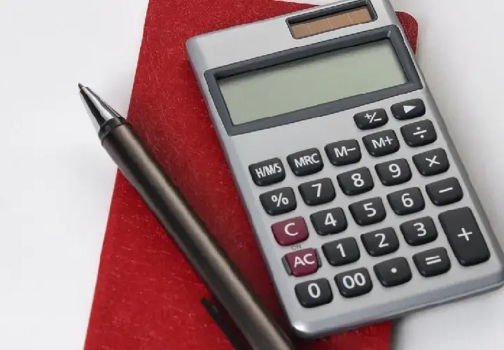 Jak obliczyć cenę netto z brutto krok po kroku? Przewodnik 2025