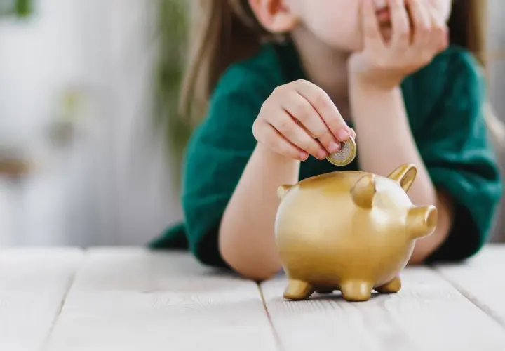 Polska rodzina i pieniądze: Jak rozmawiać z dzieckiem o finansach, nie strasząc go i nie gloryfikując bogactwa