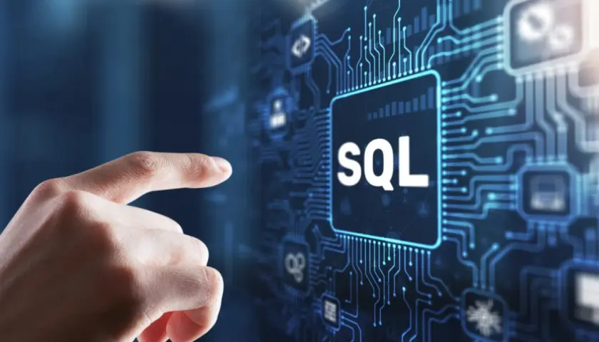 Palec wskazuje na ekran z napisem SQL, symbolizując dostęp do danych.