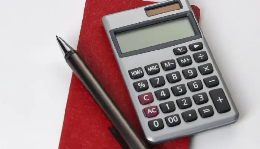Jak obliczyć cenę netto z brutto krok po kroku? Przewodnik 2025