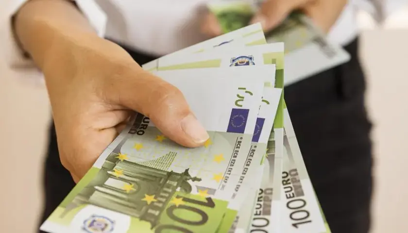 Ile zarabia się w Holandii? Zaskakujące wyniki i kluczowe czynniki wpływające na wynagrodzenie