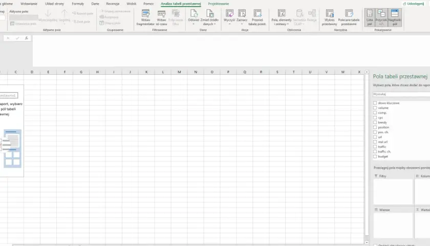 Arkusz kalkulacyjny **Excel** z otwartą tabelą przestawną i panelem "Pola tabeli przestawnej" do tworzenia raportów.