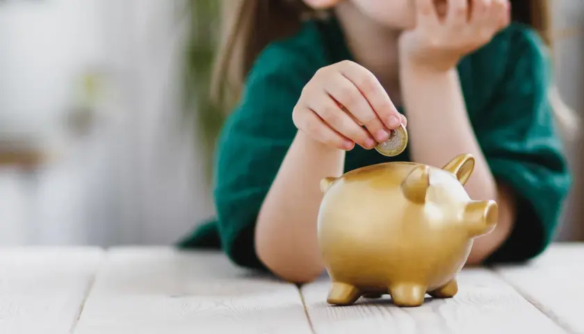 Polska rodzina i pieniądze: Jak rozmawiać z dzieckiem o finansach, nie strasząc go i nie gloryfikując bogactwa