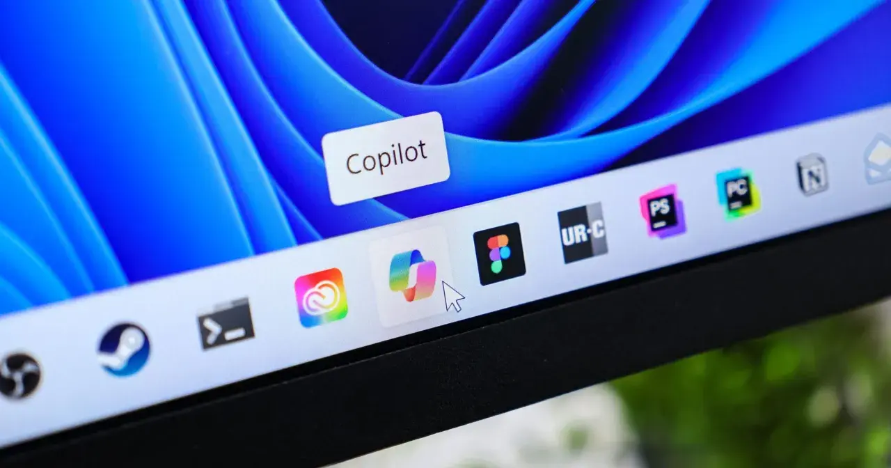 Pasek zadań w Windows 11 Pro N z ikonami aplikacji i aktywnym oknem "Copilot".