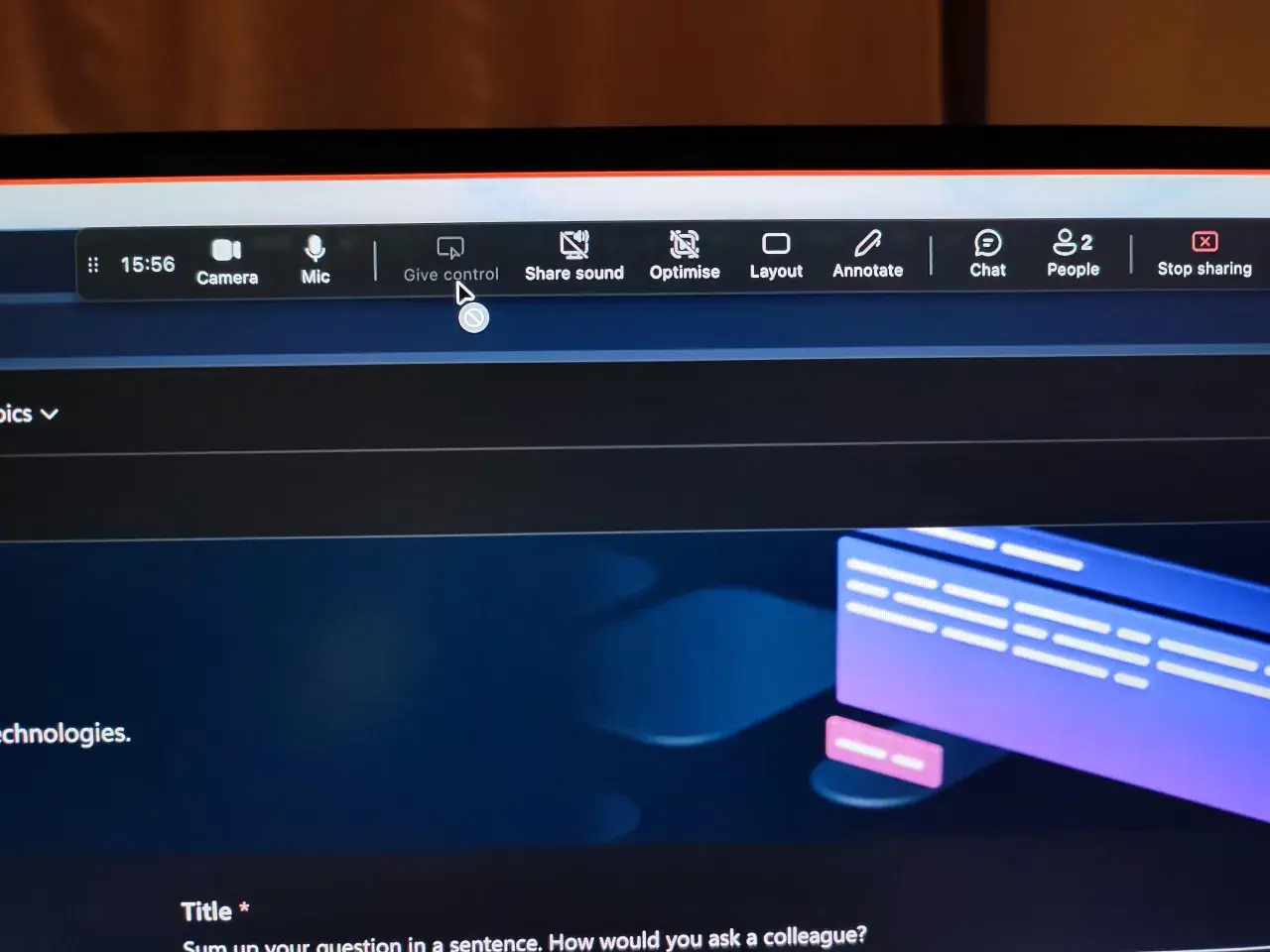 Na ekranie komputera Mac z aplikacją Teams, użytkownik klika "Give control", aby udostępnić kontrolę nad prezentacją.